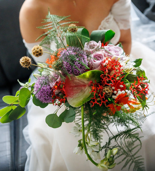 Wild bruidsboeket met kleurige bloemen